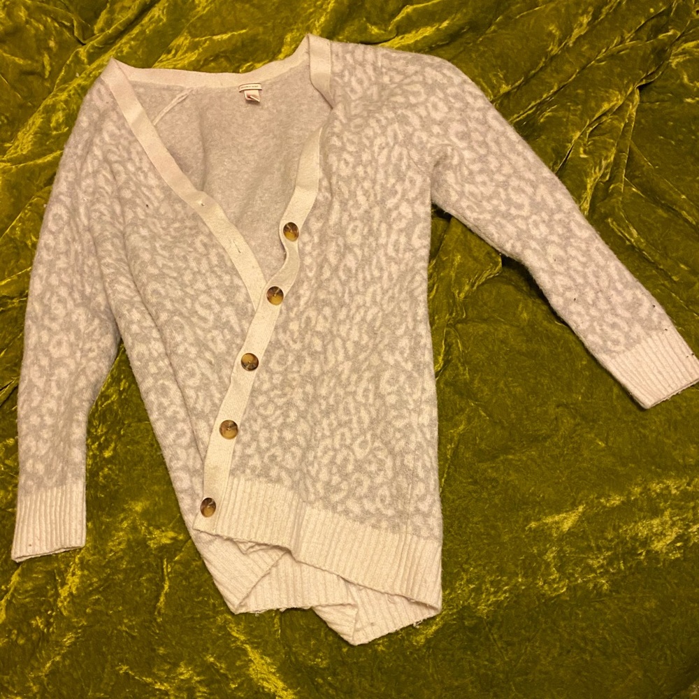 Victoria’s Secret sweater gray leopard print